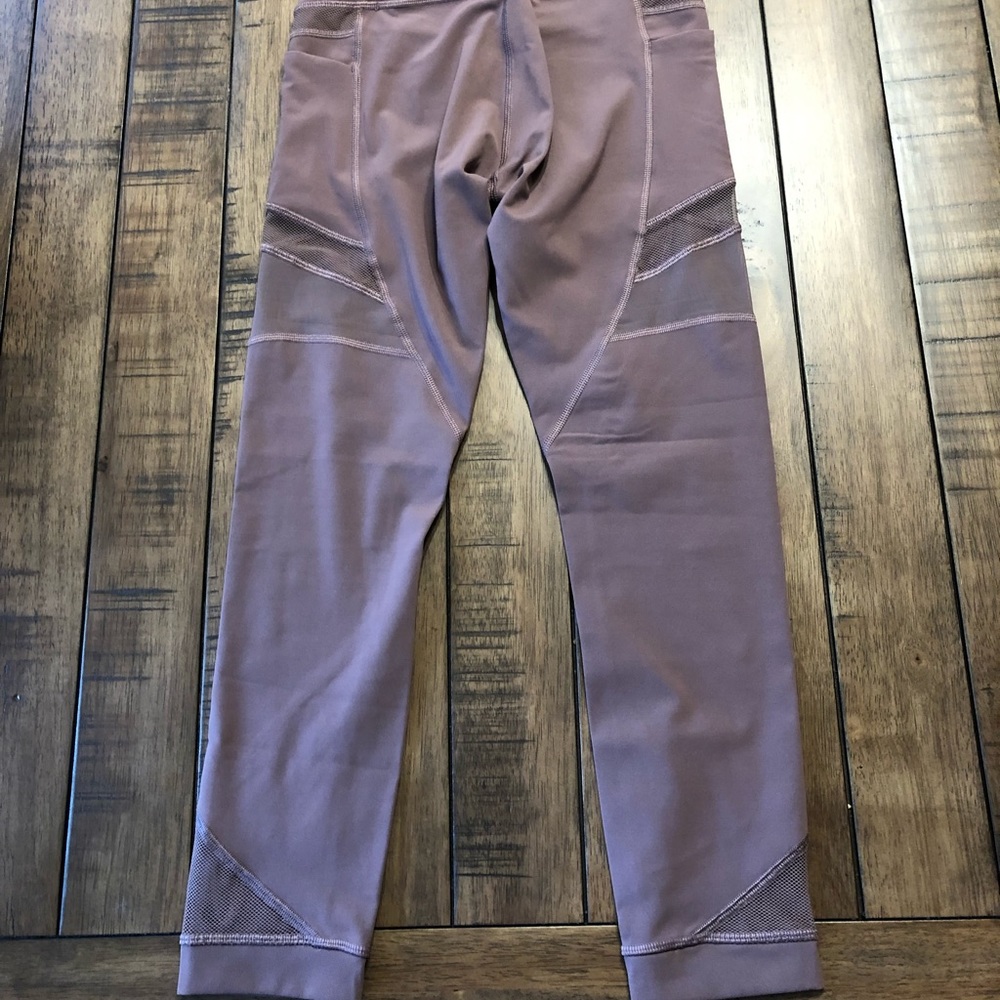 Lululemon Mesh In Motion Crop Antique Bark - Picture 4 of 4